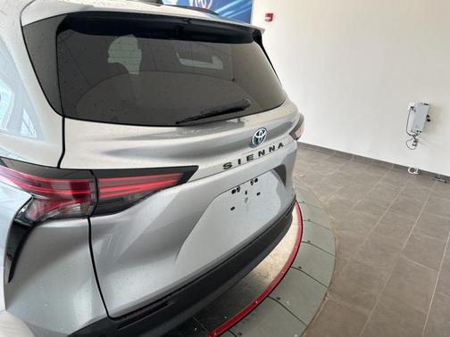 2021 Toyota Sienna XLE 8 Passenger