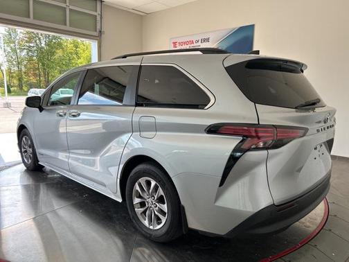 2021 Toyota Sienna XLE 8 Passenger