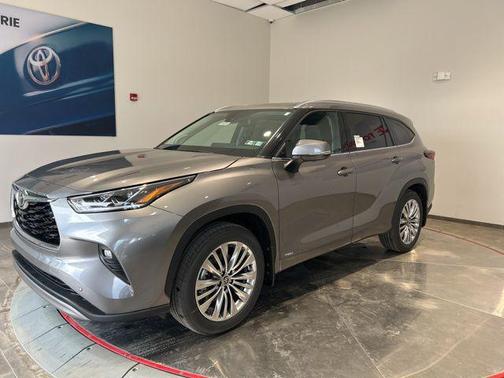 Heavy Metallic 2026 Toyota Highlander Hybrid Platinum