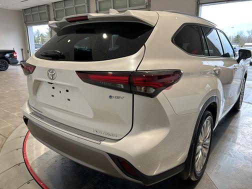 2025 Toyota Highlander Hybrid Platinum