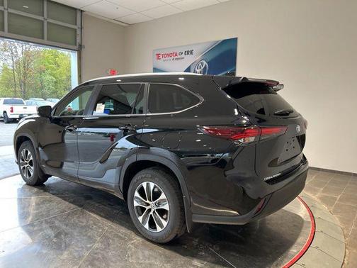 Midnight Black 2026 Toyota Highlander Hybrid XLE