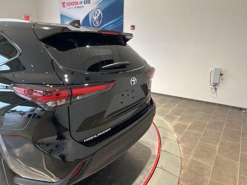 Midnight Black 2026 Toyota Highlander Hybrid XLE