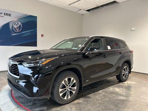 Midnight Black 2026 Toyota Highlander Hybrid XLE