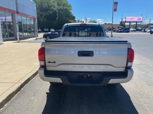 Photo 5 of 17 of 2020 Toyota Tacoma SR