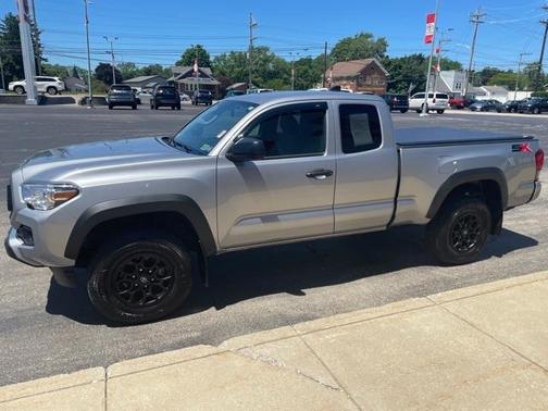 Photo 3 of 17 of 2020 Toyota Tacoma SR