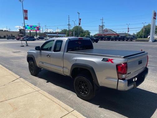 Photo 4 of 17 of 2020 Toyota Tacoma SR