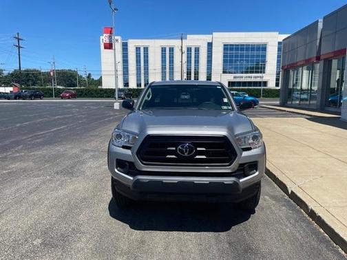 Photo 2 of 17 of 2020 Toyota Tacoma SR