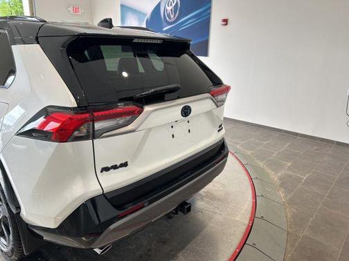 Blizzard Pearl/Midnight Black Metallic 2021 Toyota RAV4 Hybrid SE