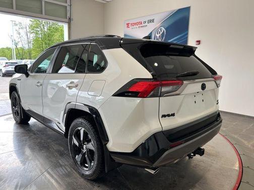 Blizzard Pearl/Midnight Black Metallic 2021 Toyota RAV4 Hybrid SE