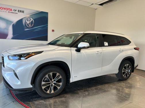 Pearl 2026 Toyota Highlander Hybrid XLE
