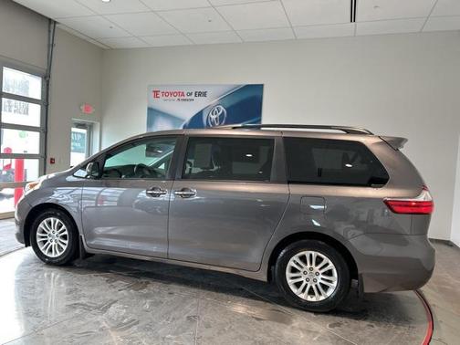 2017 Toyota Sienna XLE