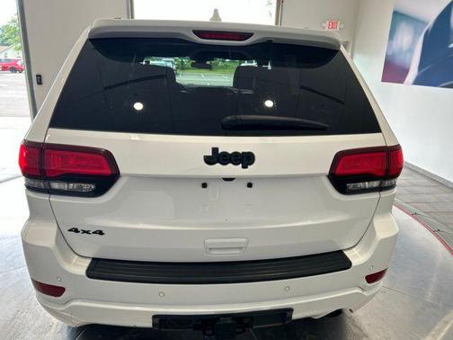 Bright White Clearcoat 2021 Jeep Grand Cherokee Laredo