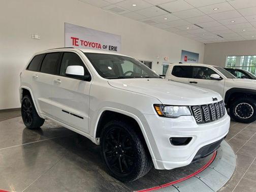 Bright White Clearcoat 2021 Jeep Grand Cherokee Laredo