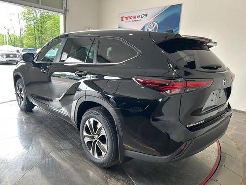 Midnight Black 2026 Toyota Highlander Hybrid XLE