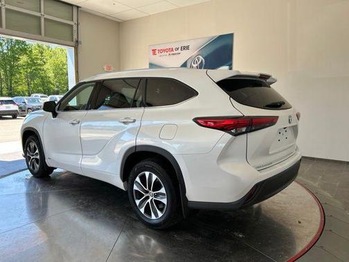 Wind Chill Pearl 2022 Toyota Highlander Hybrid XLE