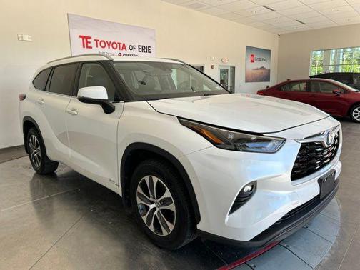 Wind Chill Pearl 2022 Toyota Highlander Hybrid XLE