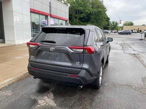 Photo 3 of 21 of 2019 Toyota RAV4 LE