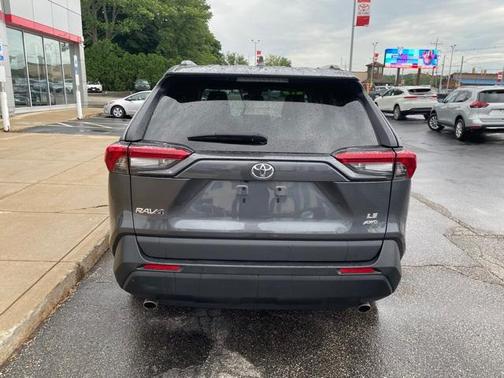 Photo 4 of 21 of 2019 Toyota RAV4 LE