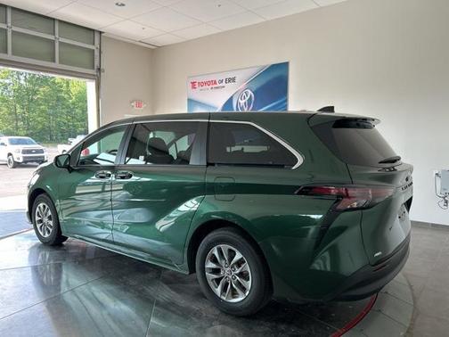 2024 Toyota Sienna LE