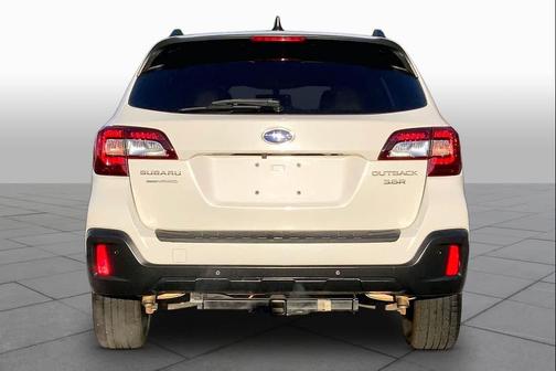 Crystal White Pearl 2018 Subaru Outback 3.6R Touring