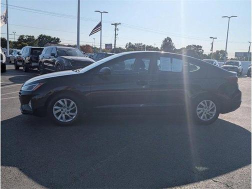 2019 Hyundai ELANTRA SE