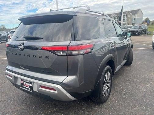 2022 Nissan Pathfinder SL