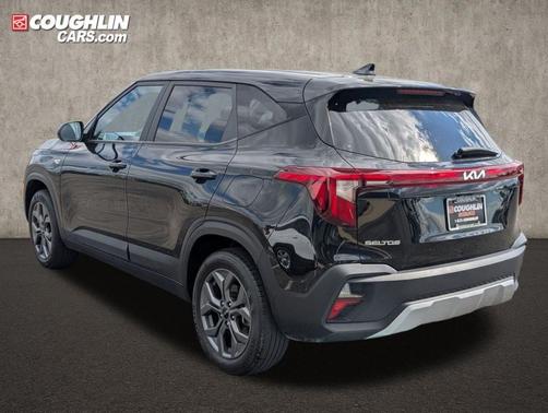Fusion Orange 2024 Kia Seltos LX