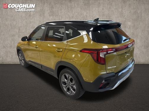Green / Black 2024 Kia Seltos S