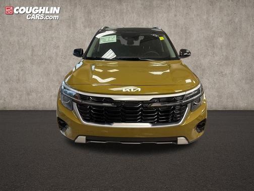 Green / Black 2024 Kia Seltos S