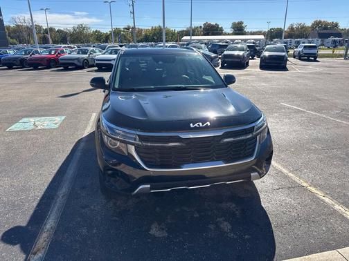 Fusion Black 2024 Kia Seltos EX
