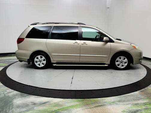 Gold 2004 Toyota Sienna Limited