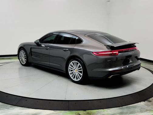 2017 Porsche Panamera 4
