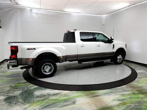 White 2022 Ford F-350 Lariat