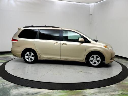 Tan 2013 Toyota Sienna LE
