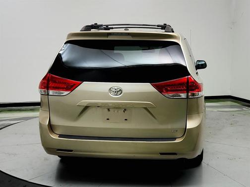 Tan 2013 Toyota Sienna LE