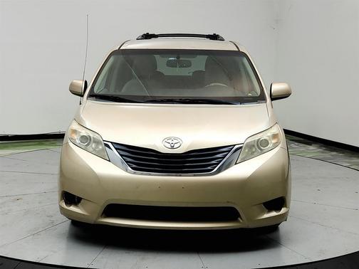 Tan 2013 Toyota Sienna LE
