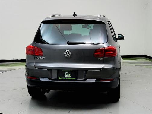 Gray 2016 Volkswagen Tiguan SE