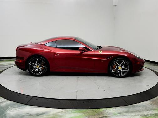 Red 2017 Ferrari California T