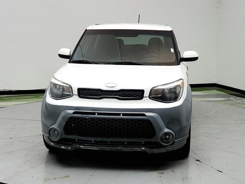 White 2016 Kia Soul +