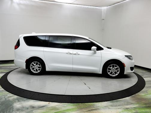 White 2018 Chrysler Pacifica Touring Plus