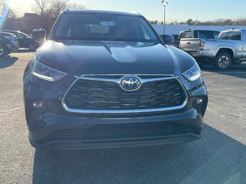 Black 2023 Toyota Highlander Hybrid Limited