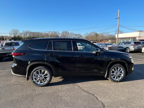 Black 2023 Toyota Highlander Hybrid Limited