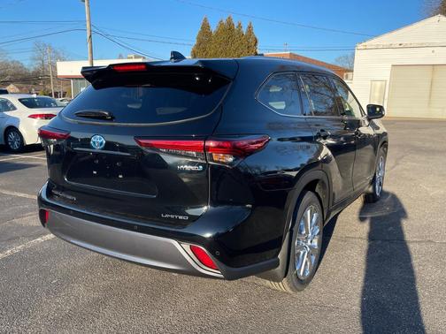 Black 2023 Toyota Highlander Hybrid Limited