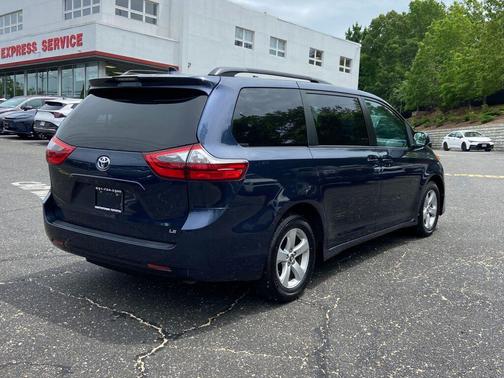 Parisian Night Pearl 2020 Toyota Sienna LE