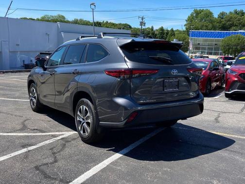 Magnetic Gray Metallic 2023 Toyota Highlander XLE