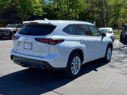 WHITE 2026 Toyota Highlander XLE