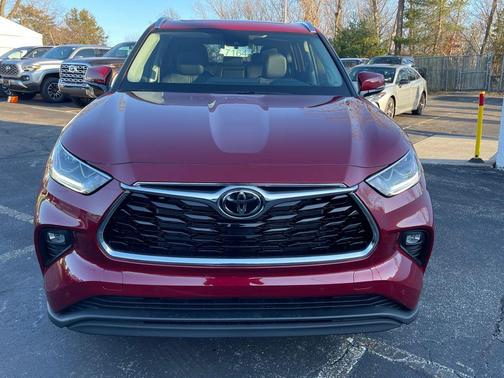 Pearl 2023 Toyota Highlander Limited