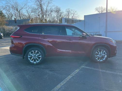 Pearl 2023 Toyota Highlander Limited