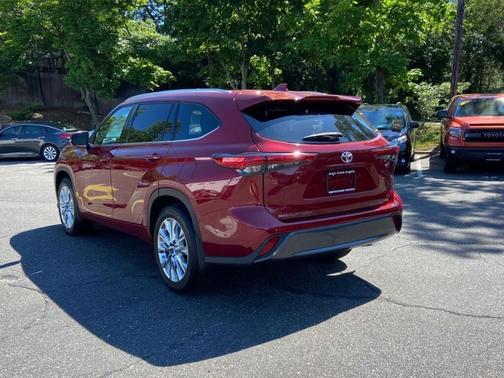 RED 2023 Toyota Highlander Limited