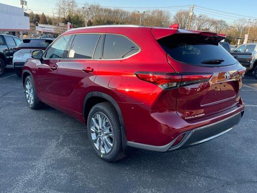 Pearl 2023 Toyota Highlander Limited